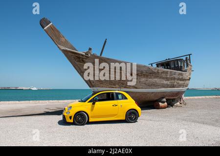 Vista frontale della Fiat 500 abarth 595 gialla parcheggiata in strada Foto Stock
