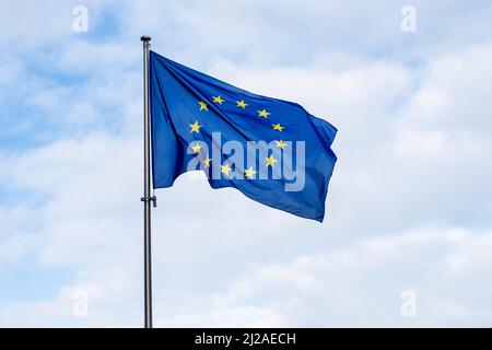 Vista panoramica di una bandiera dell'Unione europea o di una bandiera dell'Unione europea contro il cielo blu Foto Stock