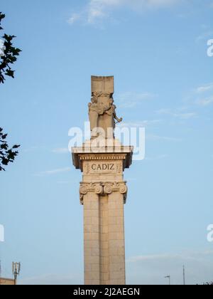 Il Monumento a la Constitución de 1812 con alcune figure antiche e la scritta 'Cadiz' e '1812' sulla Plaza de Españain Cadiz con cielo blu Foto Stock