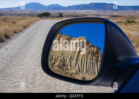 Espagne, Navarra, Arguedas, désert des Bardenas Reales, parc naturel classé Réserve de Biosphère par l'Unesco, Castil de tierra, la cheminée de Foto Stock