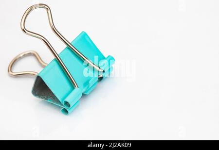 clip di serraggio in carta color pastello isolata su sfondo bianco Foto Stock