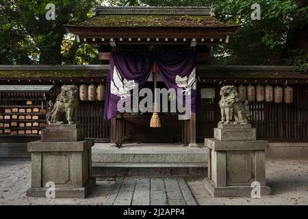Vista orizzontale del cancello d'ingresso al Santuario Shinto del Kyoto Imperial Palace Park nel centro di Kyoto, Giappone Foto Stock