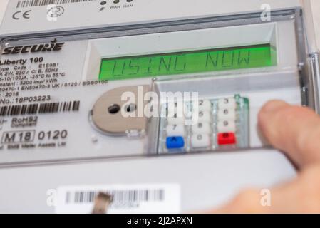 Southend on Sea, Essex, Regno Unito. 31st Mar, 2022. Si consiglia agli abitanti del Regno Unito di controllare le letture dei contatori di gas ed elettricità e di caricarle sui siti Web dei fornitori, se applicabili, per evitare di essere sovraccaricati quando il tetto massimo dei prezzi aumenta domani, il 1st aprile. Contatore elettrico in fase di controllo. Utilizzo del messaggio Now Foto Stock