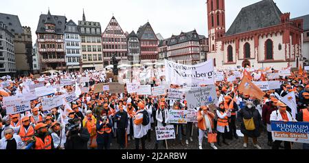 Francoforte, Germania. 31 marzo 2022, Hessen, Francoforte sul meno: Migliaia di manifestanti partecipano al raduno centrale del Marburger Bund a Römerberg. Il sindacato dei medici Marburger Bund aveva invitato i medici negli ospedali comunali a livello nazionale ad andare in sciopero di avvertimento. Credit: dpa Picture Alliance/Alamy Live News Foto Stock