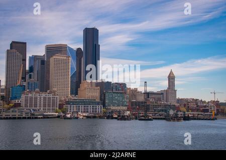 SKYLINE DI SEATTLE DAL CENTRO AL QUARTIERE SODO CON UN CIELO ESTIVO BLU NCIE Foto Stock