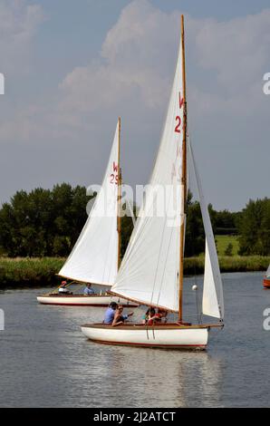 waveney classe classica barca a vela branconata sul fiume waveney beccles suffolk inghilterra Foto Stock