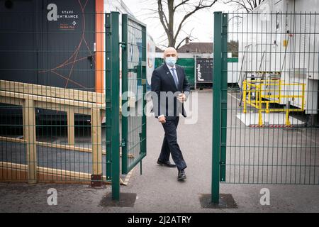 Il segretario alla salute Sajid Javid visita il Barking Community Hospital in Essex dove ha incontrato personale che sta aiutando a cancellare il backlog di persone in attesa di trattamento del cancro e diagnosi dopo la pandemia di Covid 19. Data foto: Giovedì 31 marzo 2022. Foto Stock