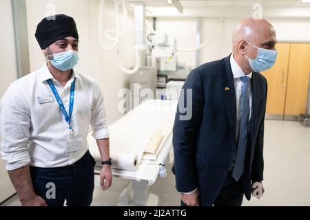 Il segretario alla salute Sajid Javid visita il Barking Community Hospital in Essex dove ha incontrato personale che sta aiutando a cancellare il backlog di persone in attesa di trattamento del cancro e diagnosi dopo la pandemia di Covid 19. Data foto: Giovedì 31 marzo 2022. Foto Stock