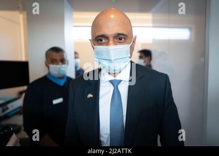 Il segretario alla salute Sajid Javid visita il Barking Community Hospital in Essex dove ha incontrato personale che sta aiutando a cancellare il backlog di persone in attesa di trattamento del cancro e diagnosi dopo la pandemia di Covid 19. Data foto: Giovedì 31 marzo 2022. Foto Stock