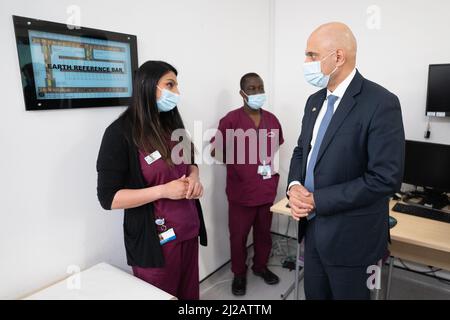 Il segretario alla salute Sajid Javid visita il Barking Community Hospital in Essex dove ha incontrato personale che sta aiutando a cancellare il backlog di persone in attesa di trattamento del cancro e diagnosi dopo la pandemia di Covid 19. Data foto: Giovedì 31 marzo 2022. Foto Stock