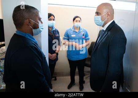 Il segretario alla salute Sajid Javid visita il Barking Community Hospital in Essex dove ha incontrato personale che sta aiutando a cancellare il backlog di persone in attesa di trattamento del cancro e diagnosi dopo la pandemia di Covid 19. Data foto: Giovedì 31 marzo 2022. Foto Stock