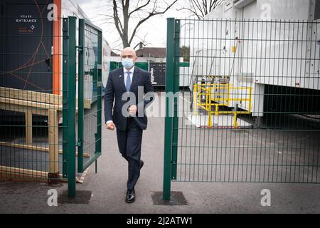 Il segretario alla salute Sajid Javid visita il Barking Community Hospital in Essex dove ha incontrato personale che sta aiutando a cancellare il backlog di persone in attesa di trattamento del cancro e diagnosi dopo la pandemia di Covid 19. Data foto: Giovedì 31 marzo 2022. Foto Stock