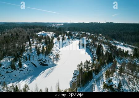 Bellissimo filmato aereo invernale del parco di montagna Ruskeala a Karelia nel 4K Foto Stock