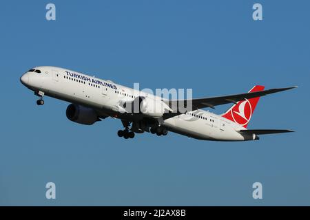 Un Boeing 787 gestito da Turkish Airlines parte dall'aeroporto di Londra Heathrow Foto Stock