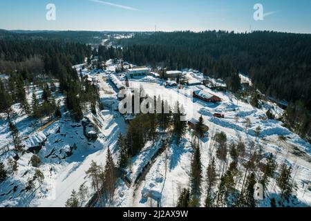 Bellissimo filmato aereo invernale del parco di montagna Ruskeala a Karelia nel 4K Foto Stock