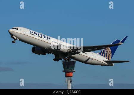 Un Boeing 767 gestito da United Airlines parte dall'aeroporto di Londra Heathrow Foto Stock