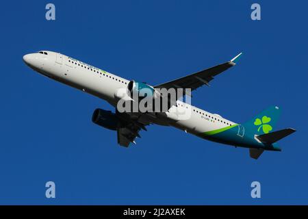 Un Airbus A321 NEO gestito da Aer Lingus parte dall'aeroporto di Londra Heathrow Foto Stock