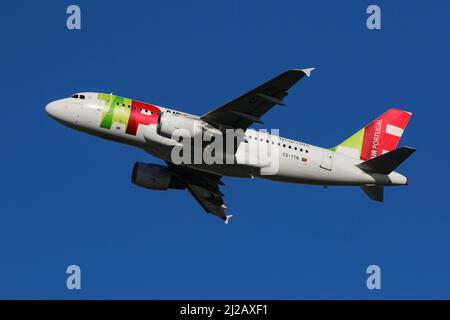 Un Airbus A319 gestito da TAP Air Portugal parte dall'aeroporto di Londra Heathrow Foto Stock