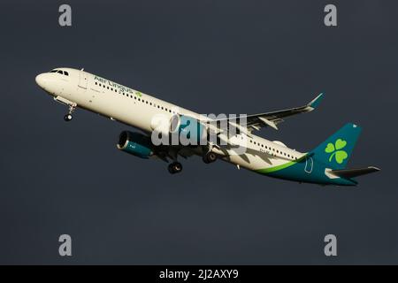 Un Airbus A321 NEO gestito da Aer Lingus parte dall'aeroporto di Londra Heathrow Foto Stock