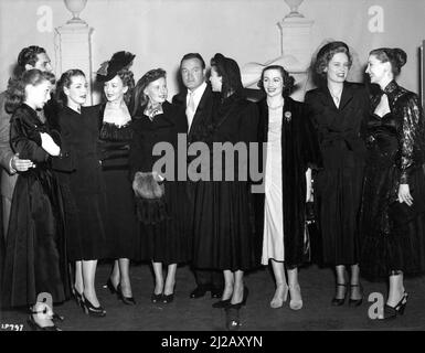 LILLI PALMER PATRICIA ROC CAROLE LANDIS ANN TODD LORETTA GIOVANE BOB HOPE MARGARET LOCKWOOD ALEXIS SMITH e VALERIE HOBSON ad un ricevimento nel novembre 1947 presso il Savoy Hotel di Londra per personaggi del cinema americano che sono venuti in Inghilterra per assistere alla Royal Command Film Performance della MOGLIE DEL VESCOVO Con Cary Grant Loretta Young e David Niven Pubblicità per la J. Arthur Rank Organisation Ltd. Foto Stock