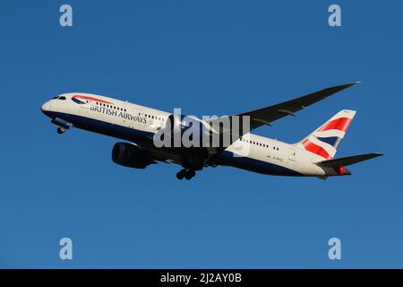 Un Boeing 787 gestito dalla British Airways parte dall'aeroporto di Londra Heathrow Foto Stock