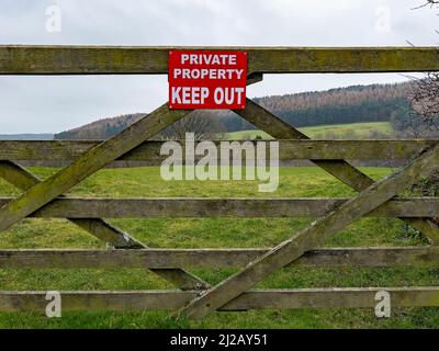 Segno su un cancello di legno - Proprietà privata - tenere fuori Foto Stock