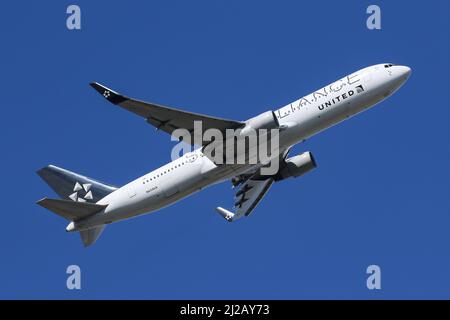 Un Boeing 767 gestito da United Airlines, con una livrea speciale Star Alliance, parte dall'aeroporto di Heathrow Foto Stock