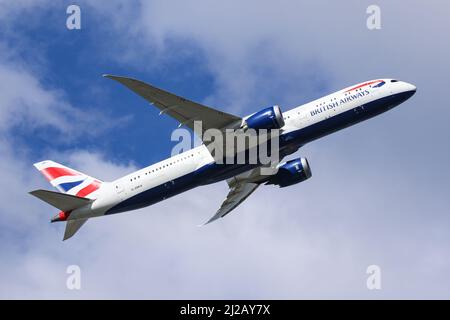 Un Boeing 787 gestito dalla British Airways parte dall'aeroporto di Heathrow Foto Stock