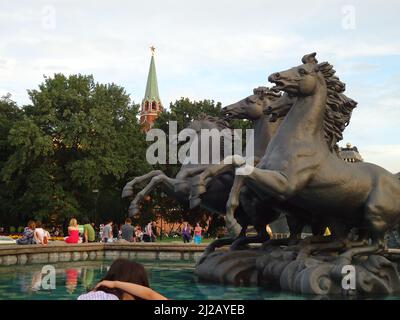 Fontana e il monumento di tre cavalli sulla piazza Manejnaya a Mosca Foto Stock