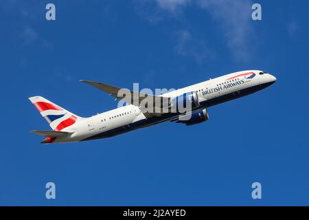 Un Boeing 787 gestito dalla British Airways parte dall'aeroporto di Heathrow Foto Stock