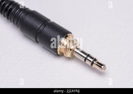 3,5mm connettore jack per cuffie stereo e cavo per segnali audio analogici su sfondo bianco Foto Stock