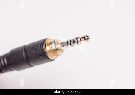 3,5mm connettore jack per cuffie stereo e cavo per segnali audio analogici su sfondo bianco Foto Stock