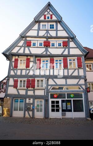 Pittoresca casa a graticcio di Badgasse 21 nel centro storico di Herrenberg. Herrenberg è una città situata nel centro di Baden-Württemberg, in Germania. Foto Stock