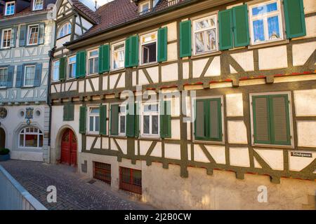 Pittoresca casa a graticcio di Schuhgasse nel centro storico di Herrenberg. Herrenberg è una città situata nel centro di Baden-Württemberg, in Germania. Foto Stock