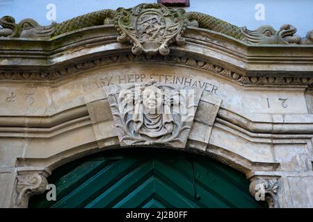 Portale in pietra barocca, s.k. il portale Marx Hep Steinhauer con stemma professionale di Schugasse nel centro storico di Herrenberg, Germania Herrenberg i Foto Stock