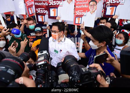 Bangkok, Tailandia. 31st Mar 2022. Wiroj Lakkhanaaadisorn rappresentante del Move Forward Party, candidato all'elezione gubernatoriale, il 31 marzo 2022, presso il Metropolitan Administration Bangkok City Hall 2. (Foto di Teera Noisakran/Pacific Press) Credit: Pacific Press Media Production Corp./Alamy Live News Foto Stock