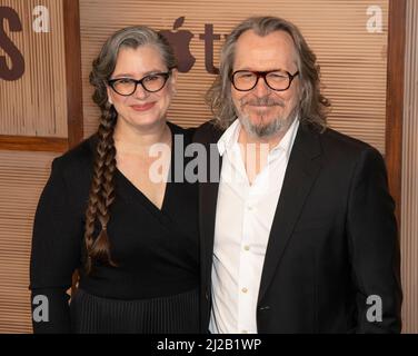 Gisele Schmidt e Gary Oldman presento la prima britannica “Slow Horses” al Regent Street Cinema il 30 marzo 2022 a Londra, Inghilterra Foto Stock