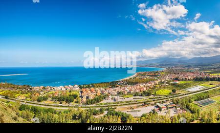 Vista panoramica mozzafiato sulla città di Olivieri. Popolare destinazione di viaggio. Ubicazione: Oliveri, Messina, Isola Sicilia, Italia, Europa. Foto Stock