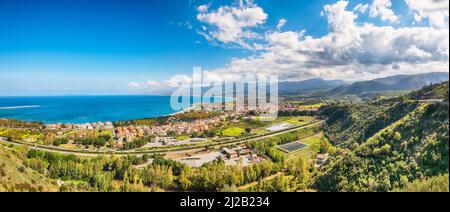 Vista panoramica mozzafiato sulla città di Olivieri. Popolare destinazione di viaggio. Ubicazione: Oliveri, Messina, Isola Sicilia, Italia, Europa. Foto Stock