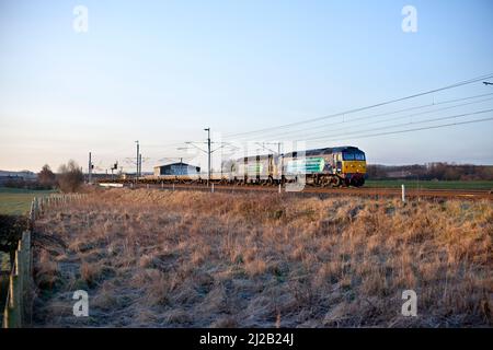 Linea diretta servizi di classe 57 locomotive 57003 + 57008 trasporto di un treno merci sulla linea principale della costa occidentale in Cumbria al raccordo di Plumpton Foto Stock