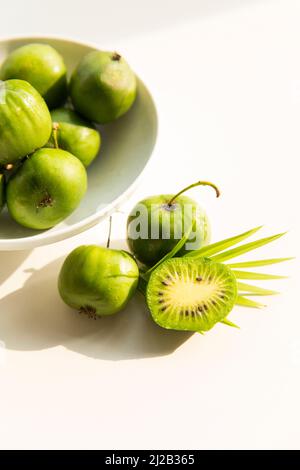 Ancora vita, mini kiwi frutti Foto Stock