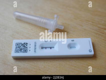 Un indicatore dei risultati del kit NHS Lateral Flow Test che mostra un risultato positivo. Dal 1 aprile 2022, i test di flusso laterale per coloro che non mostrano sintomi cesseranno di essere gratuiti in Inghilterra e dal 18 aprile 2022 in Scozia. Foto Stock