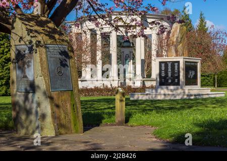 Memoriali di guerra in Alexandra Gardens, Cathays Park, Cardiff. Foto Stock