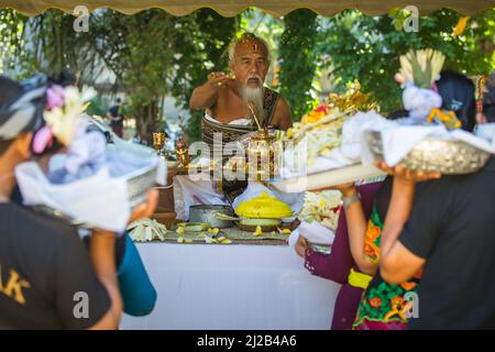 Seminyak, Bali - 10 agosto 2017: Tradizionale cerimonia di cremazione balinese Foto Stock