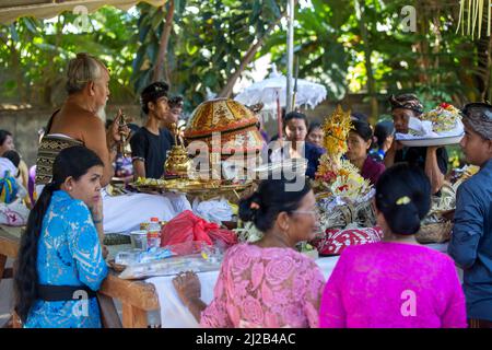 Seminyak, Bali - 10 agosto 2017: Tradizionale cerimonia di cremazione balinese Foto Stock