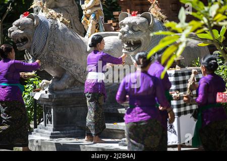 Seminyak, Bali - 10 agosto 2017: Tradizionale cerimonia di cremazione balinese Foto Stock