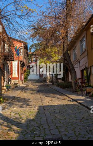 Plovdiv, Bulgaria - 25 novembre 2021: Case medievali colorate, strada nella città vecchia Foto Stock