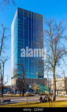 Varsavia, Polonia - 18 marzo 2022: Central Point Office Tower and plaza by Immobel Poland at Marszalkowska and Swietokrzyska Street in Srodmiescie Foto Stock