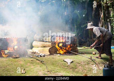 Seminyak, Bali - 10 agosto 2017: Tradizionale cerimonia di cremazione balinese Foto Stock