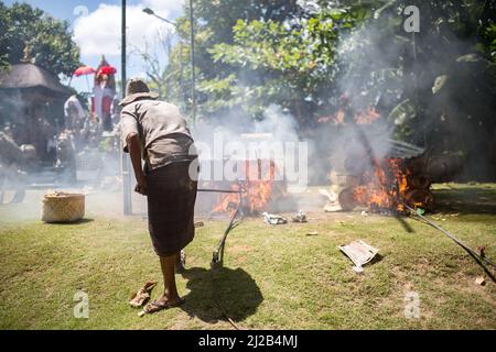 Seminyak, Bali - 10 agosto 2017: Tradizionale cerimonia di cremazione balinese Foto Stock